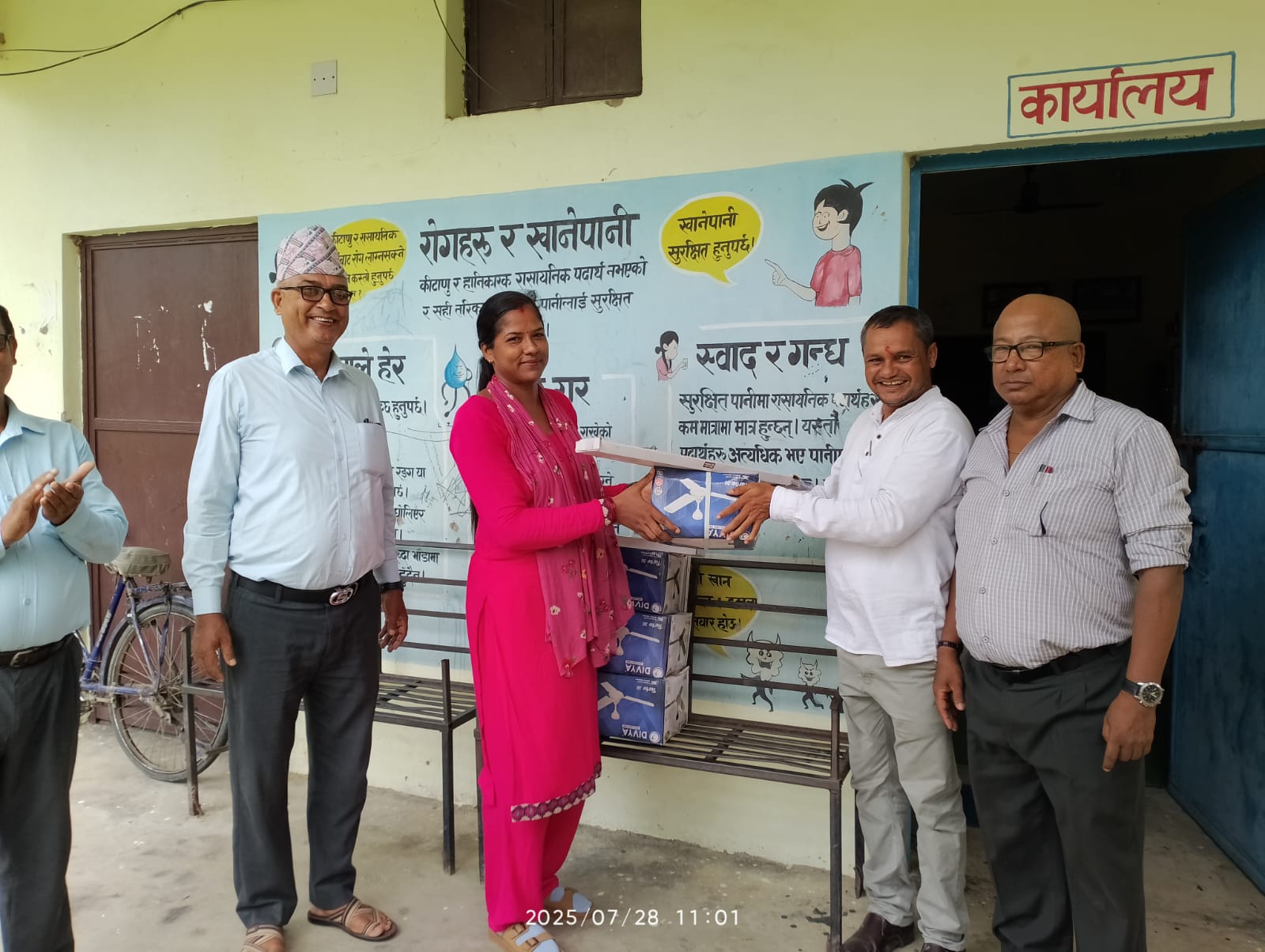 वडा अध्यक्षद्वारा विद्यालयलाई ६ थान पंखा हस्तान्तरण